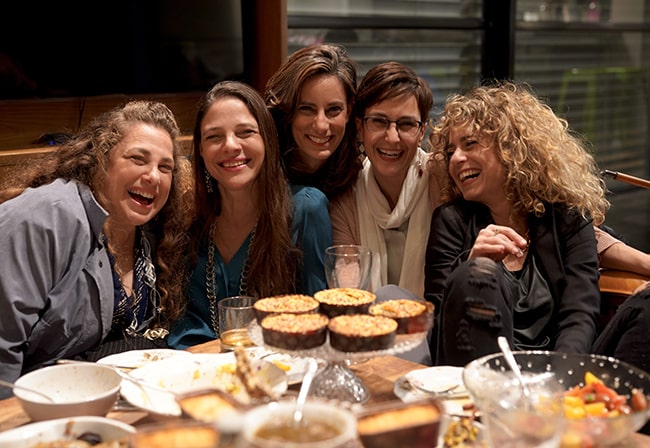 אוכל ביתי, חברות טובות ובגדים יד שניה של מעצבים שווים